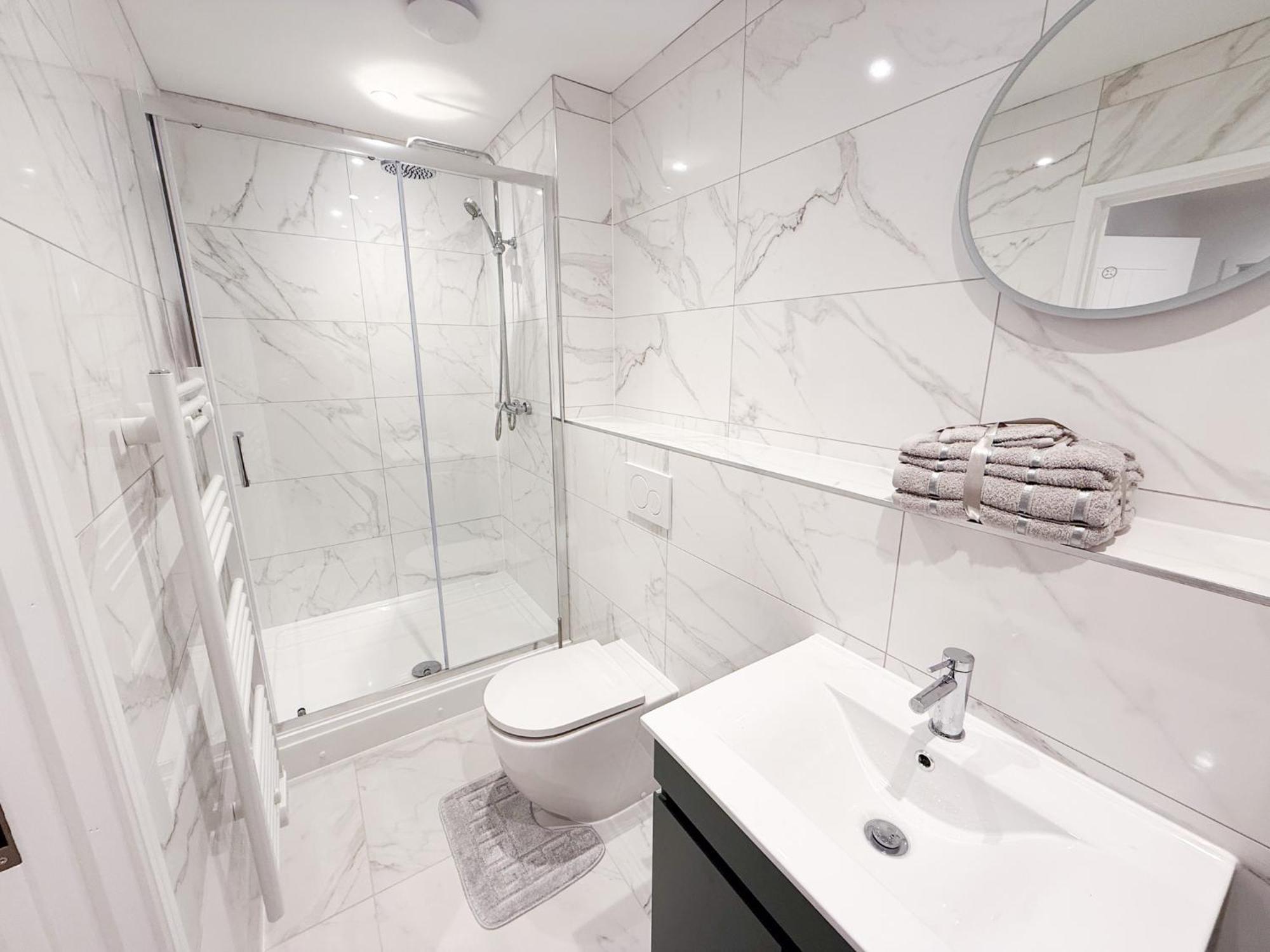 Spacious Modern 1 Bed Apartments In St Neots - Perfect For Contractors & Professionals - Free Parking - Wifi - Fully Equipped Kitchen - Smart Tv Ideal For Work Stays And Long Projects Buitenkant foto