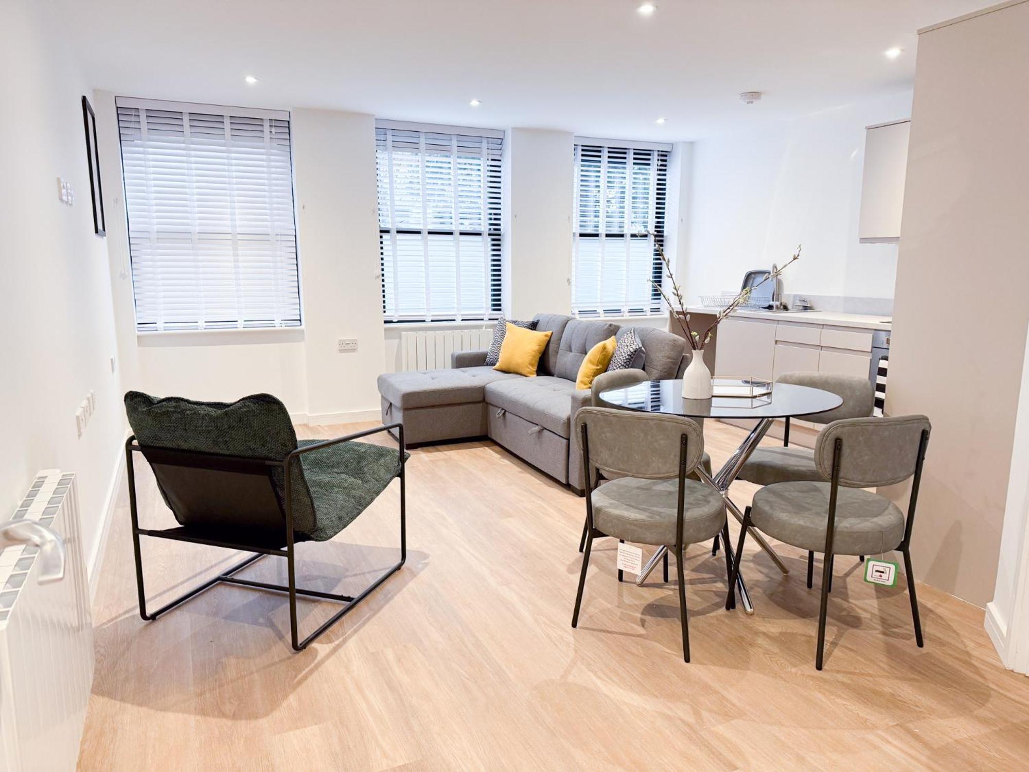 Spacious Modern 1 Bed Apartments In St Neots - Perfect For Contractors & Professionals - Free Parking - Wifi - Fully Equipped Kitchen - Smart Tv Ideal For Work Stays And Long Projects Buitenkant foto