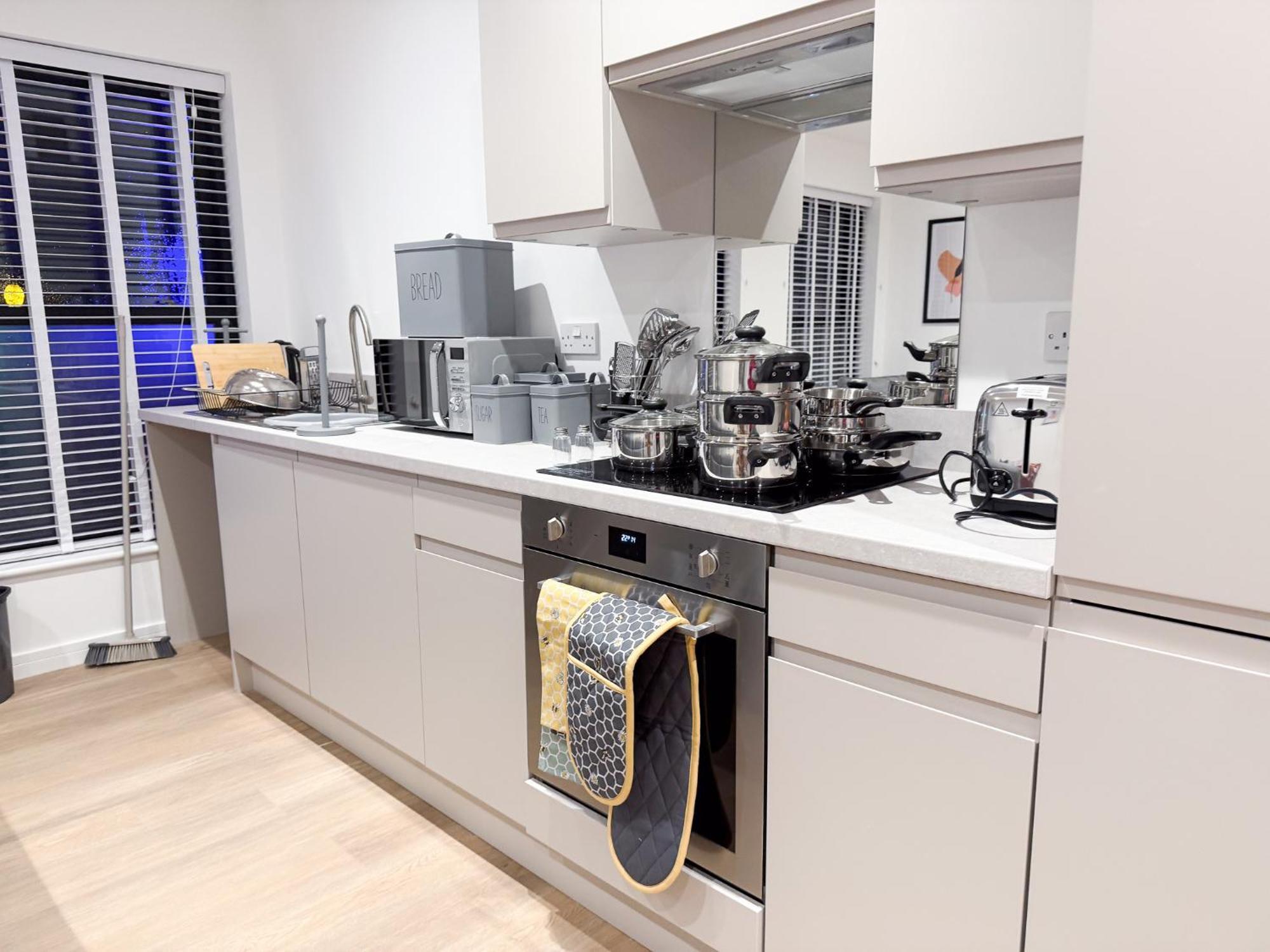 Spacious Modern 1 Bed Apartments In St Neots - Perfect For Contractors & Professionals - Free Parking - Wifi - Fully Equipped Kitchen - Smart Tv Ideal For Work Stays And Long Projects Buitenkant foto