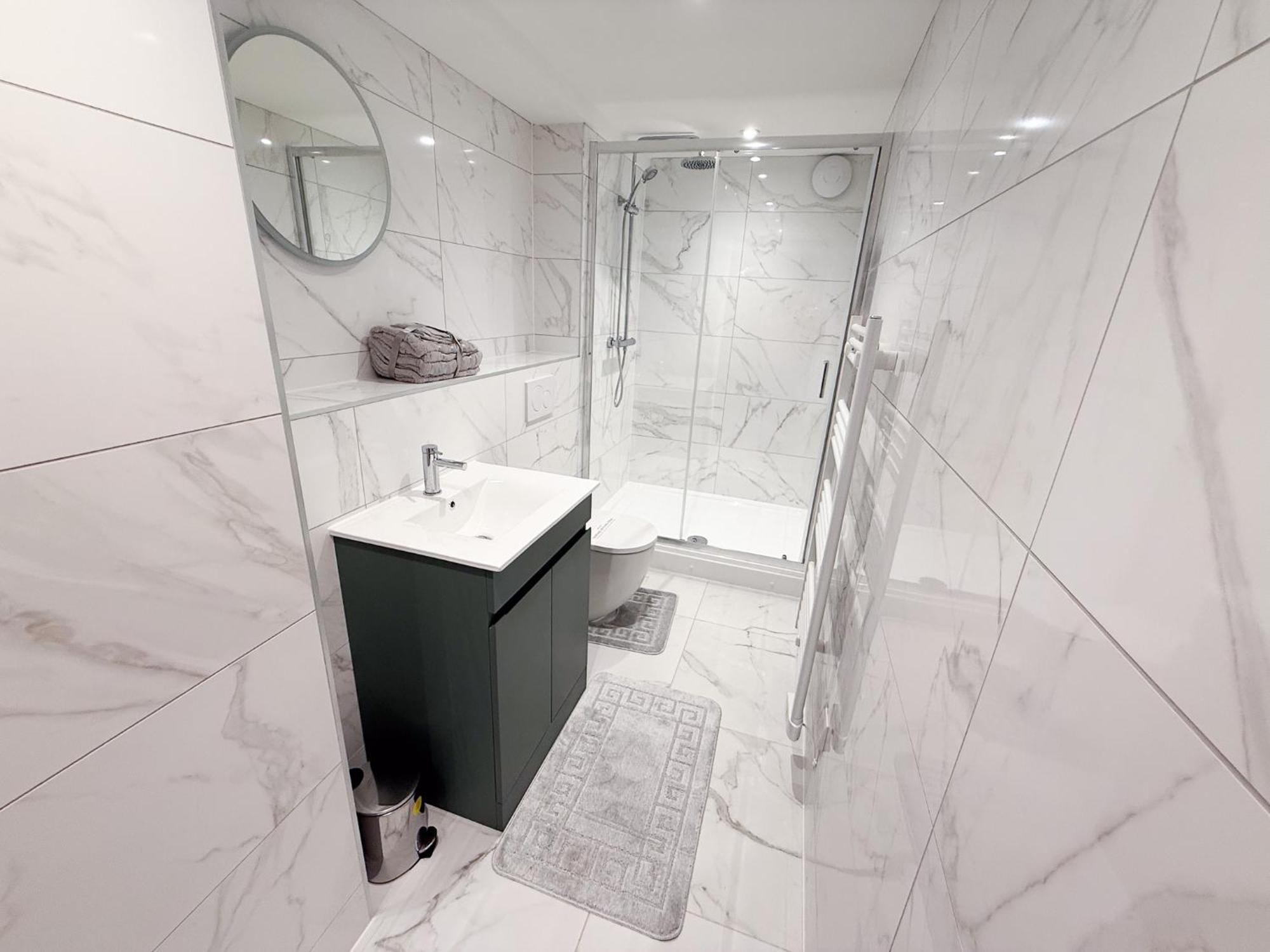 Spacious Modern 1 Bed Apartments In St Neots - Perfect For Contractors & Professionals - Free Parking - Wifi - Fully Equipped Kitchen - Smart Tv Ideal For Work Stays And Long Projects Buitenkant foto