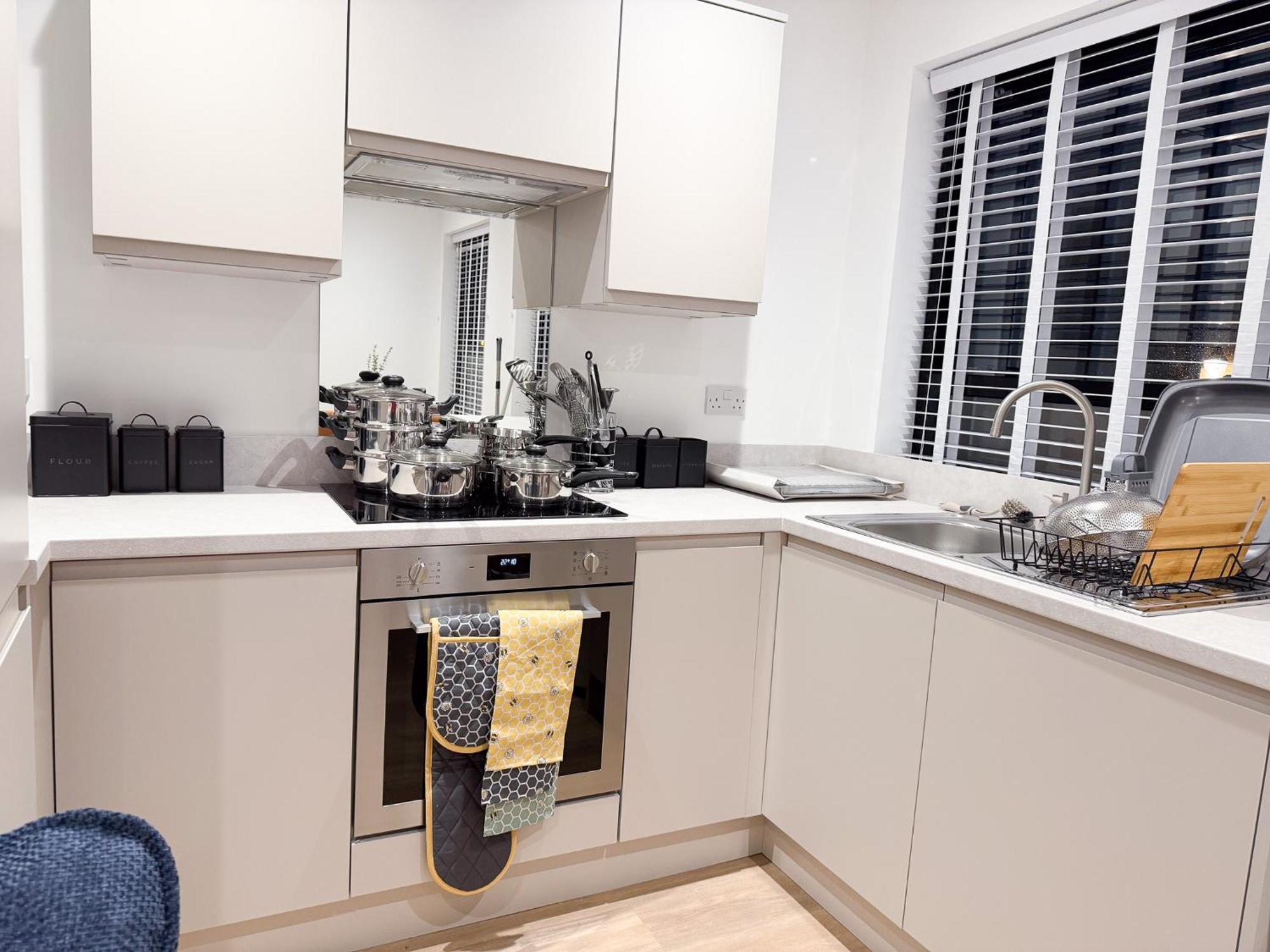 Spacious Modern 1 Bed Apartments In St Neots - Perfect For Contractors & Professionals - Free Parking - Wifi - Fully Equipped Kitchen - Smart Tv Ideal For Work Stays And Long Projects Buitenkant foto