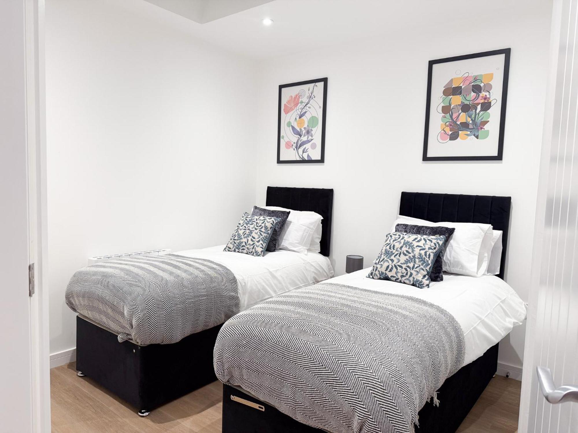 Spacious Modern 1 Bed Apartments In St Neots - Perfect For Contractors & Professionals - Free Parking - Wifi - Fully Equipped Kitchen - Smart Tv Ideal For Work Stays And Long Projects Buitenkant foto