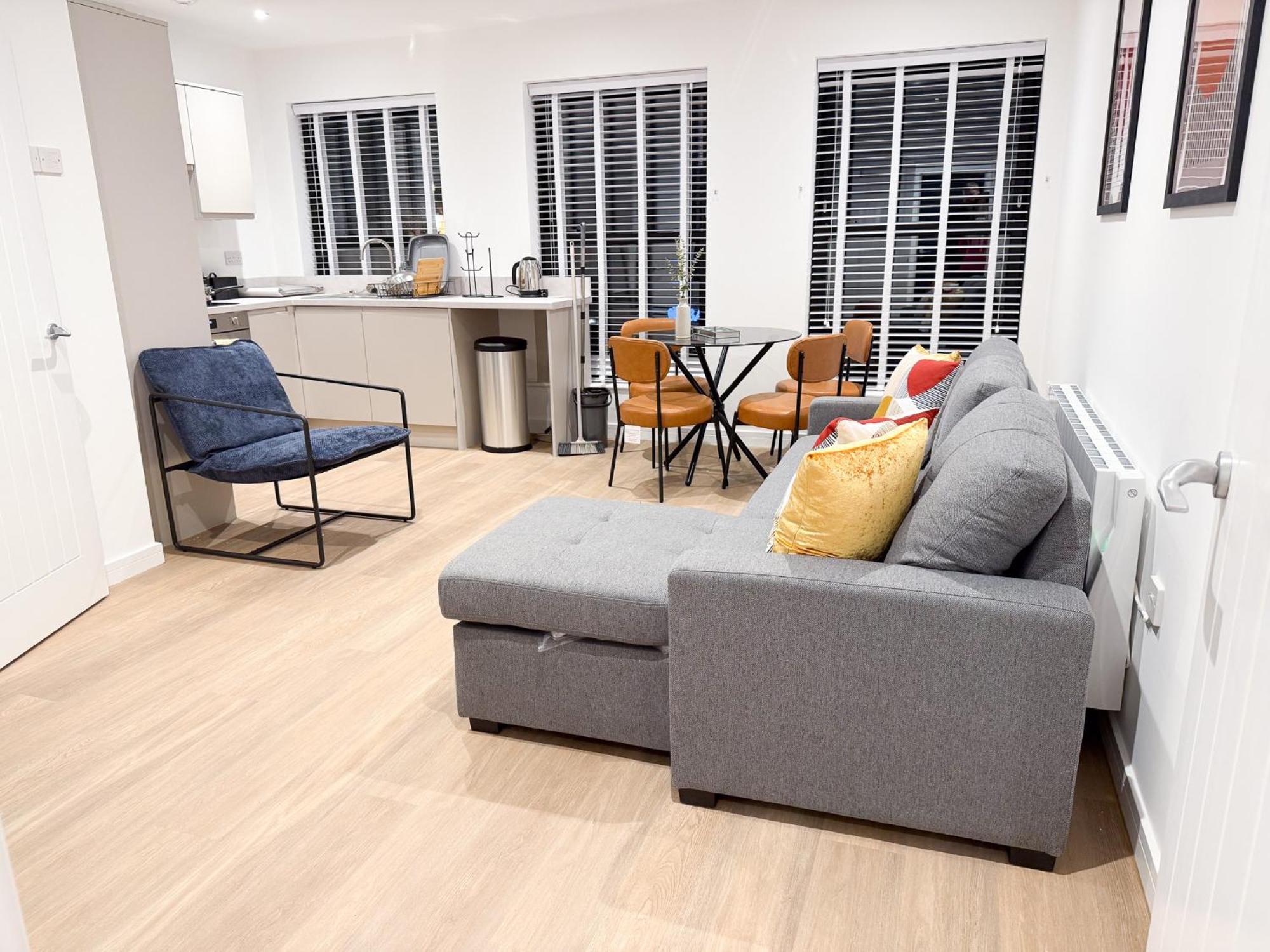 Spacious Modern 1 Bed Apartments In St Neots - Perfect For Contractors & Professionals - Free Parking - Wifi - Fully Equipped Kitchen - Smart Tv Ideal For Work Stays And Long Projects Buitenkant foto