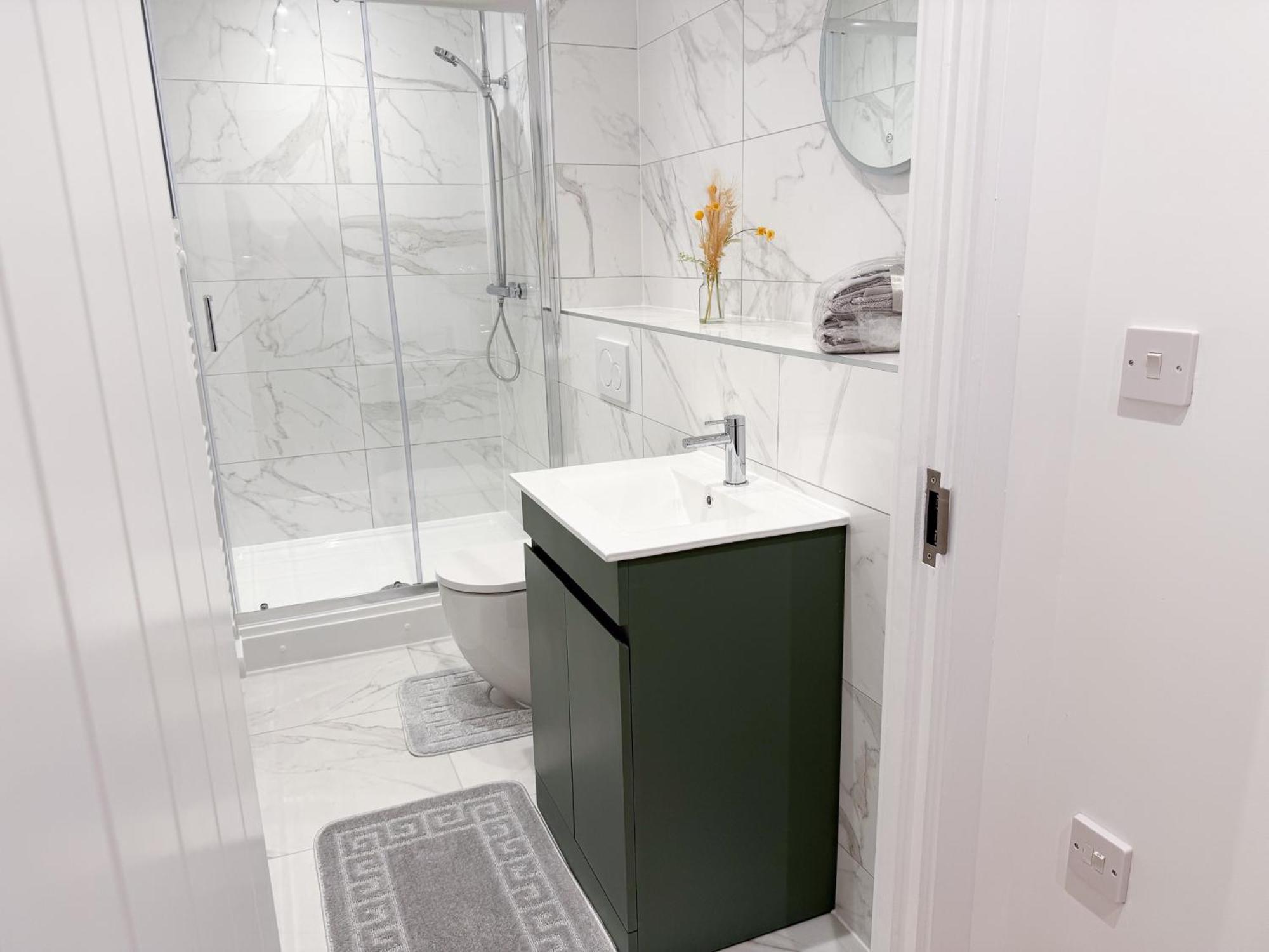 Spacious Modern 1 Bed Apartments In St Neots - Perfect For Contractors & Professionals - Free Parking - Wifi - Fully Equipped Kitchen - Smart Tv Ideal For Work Stays And Long Projects Buitenkant foto