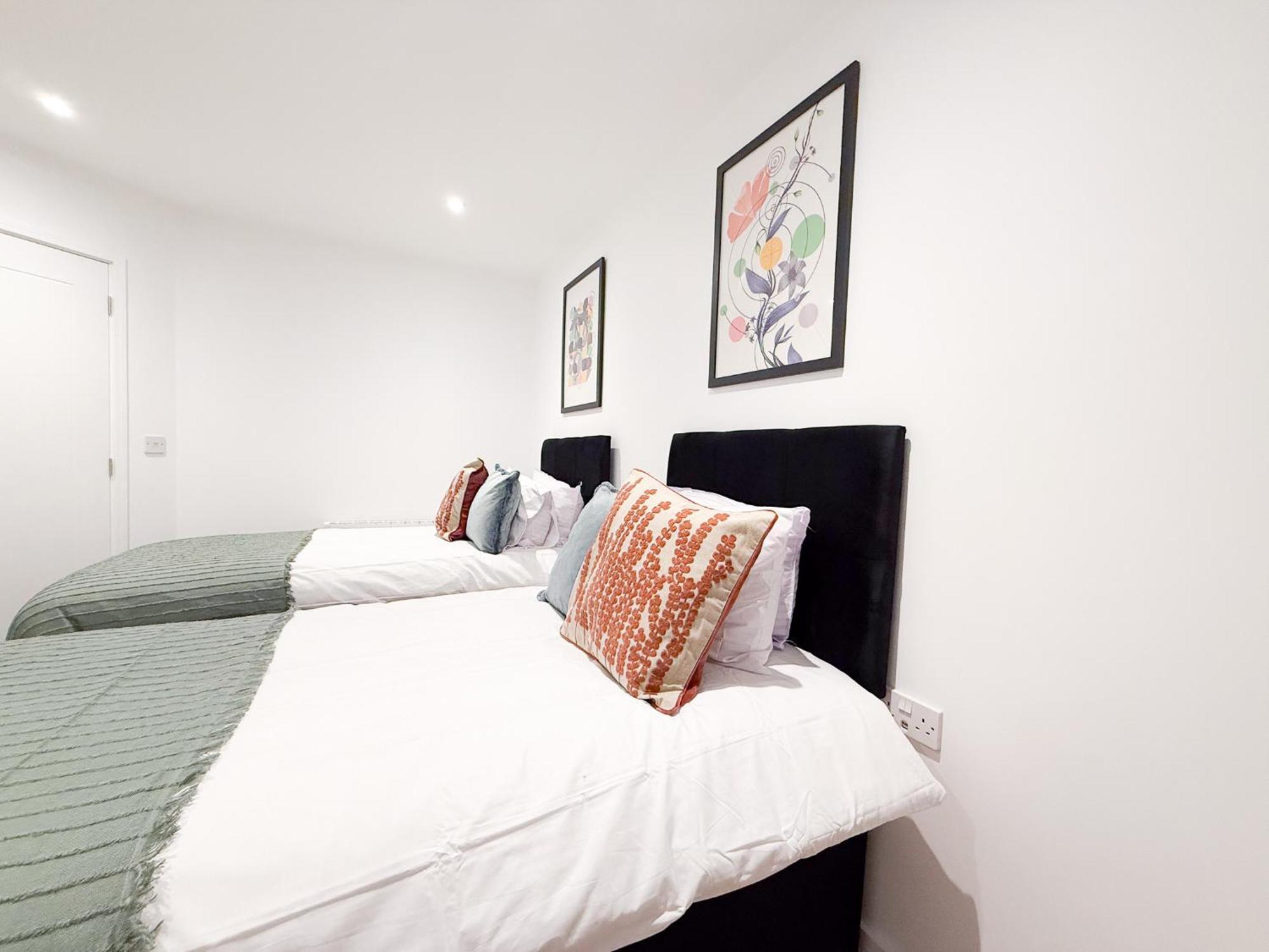 Spacious Modern 1 Bed Apartments In St Neots - Perfect For Contractors & Professionals - Free Parking - Wifi - Fully Equipped Kitchen - Smart Tv Ideal For Work Stays And Long Projects Buitenkant foto