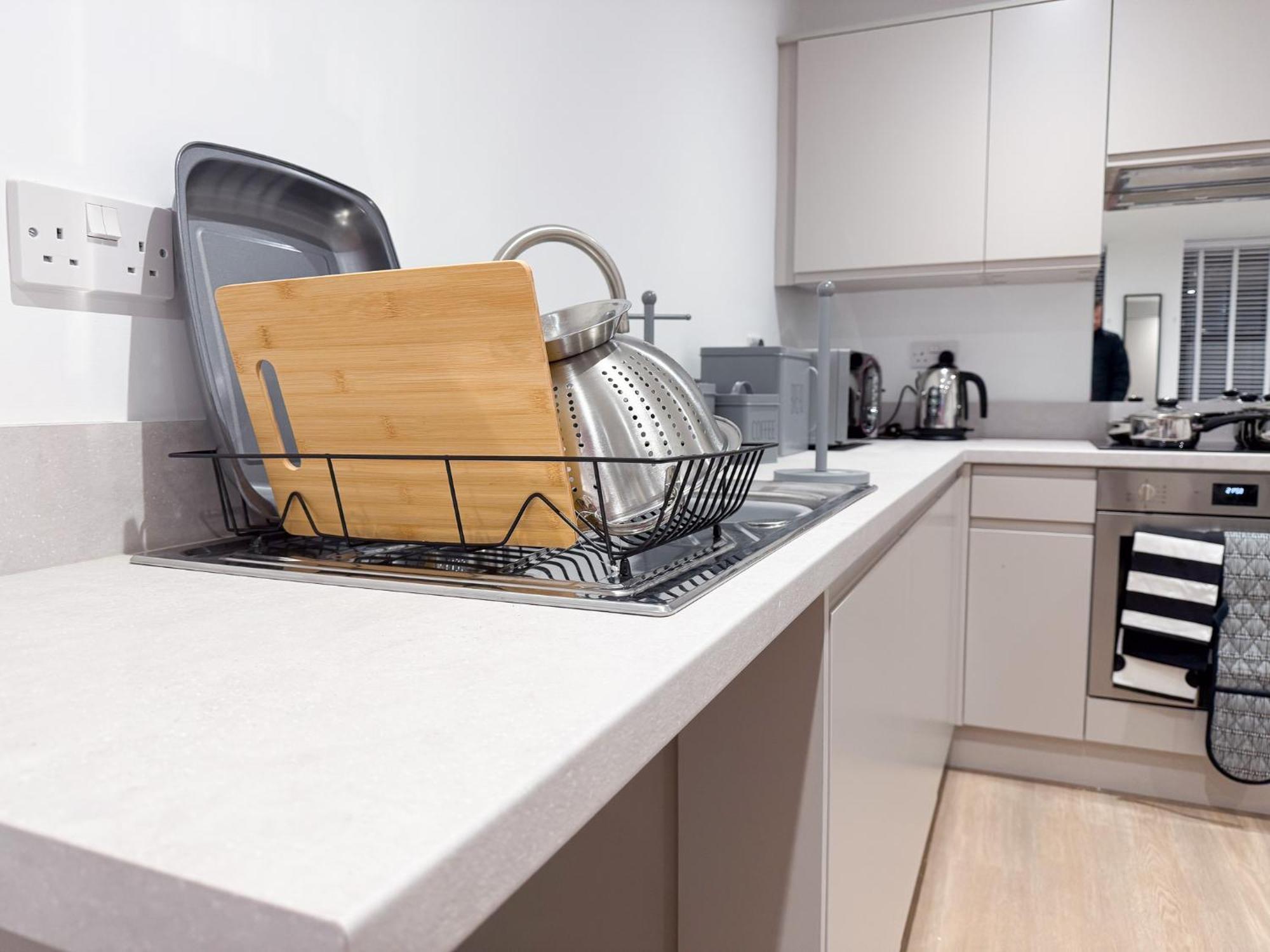 Spacious Modern 1 Bed Apartments In St Neots - Perfect For Contractors & Professionals - Free Parking - Wifi - Fully Equipped Kitchen - Smart Tv Ideal For Work Stays And Long Projects Buitenkant foto