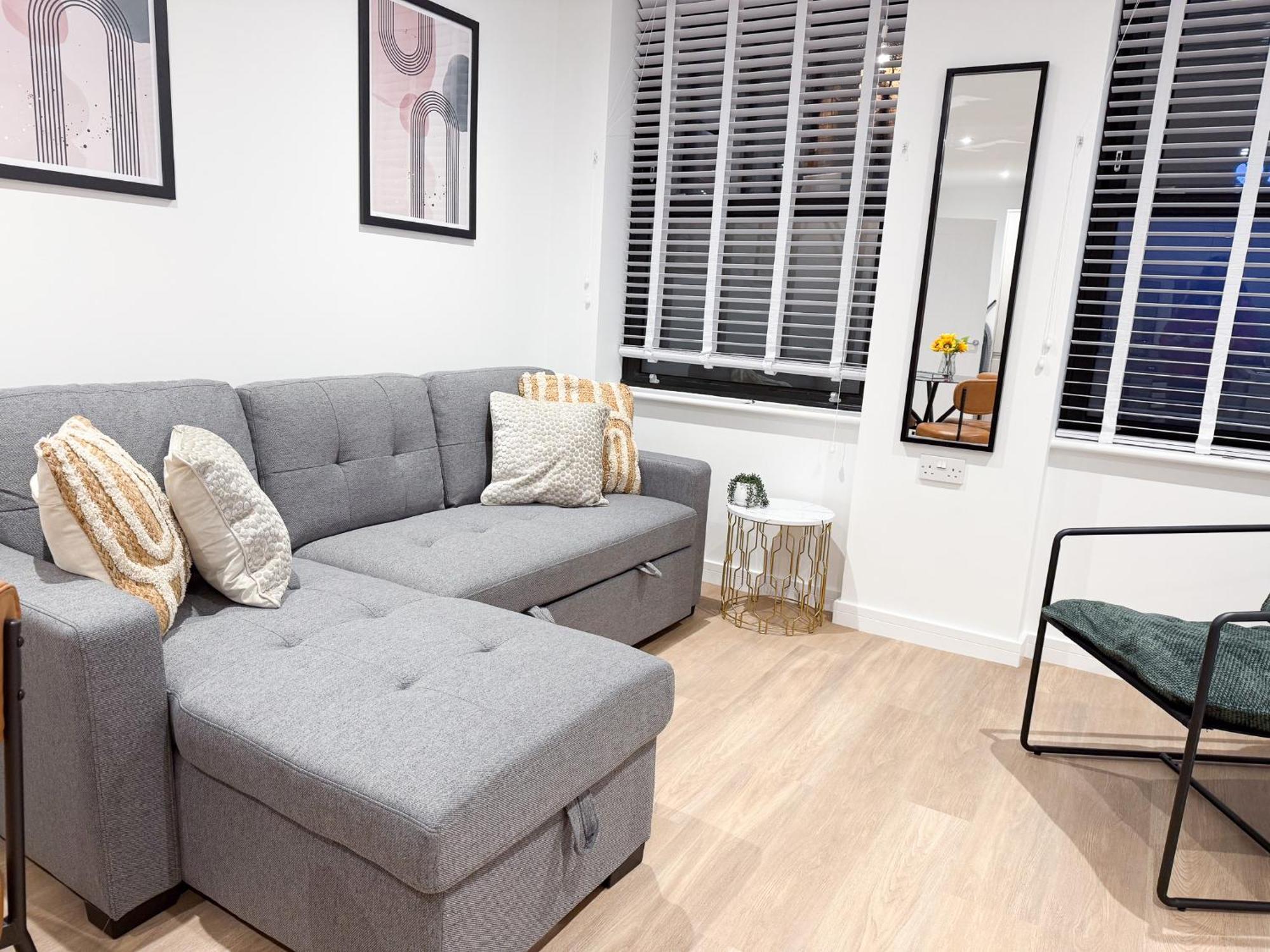 Spacious Modern 1 Bed Apartments In St Neots - Perfect For Contractors & Professionals - Free Parking - Wifi - Fully Equipped Kitchen - Smart Tv Ideal For Work Stays And Long Projects Buitenkant foto