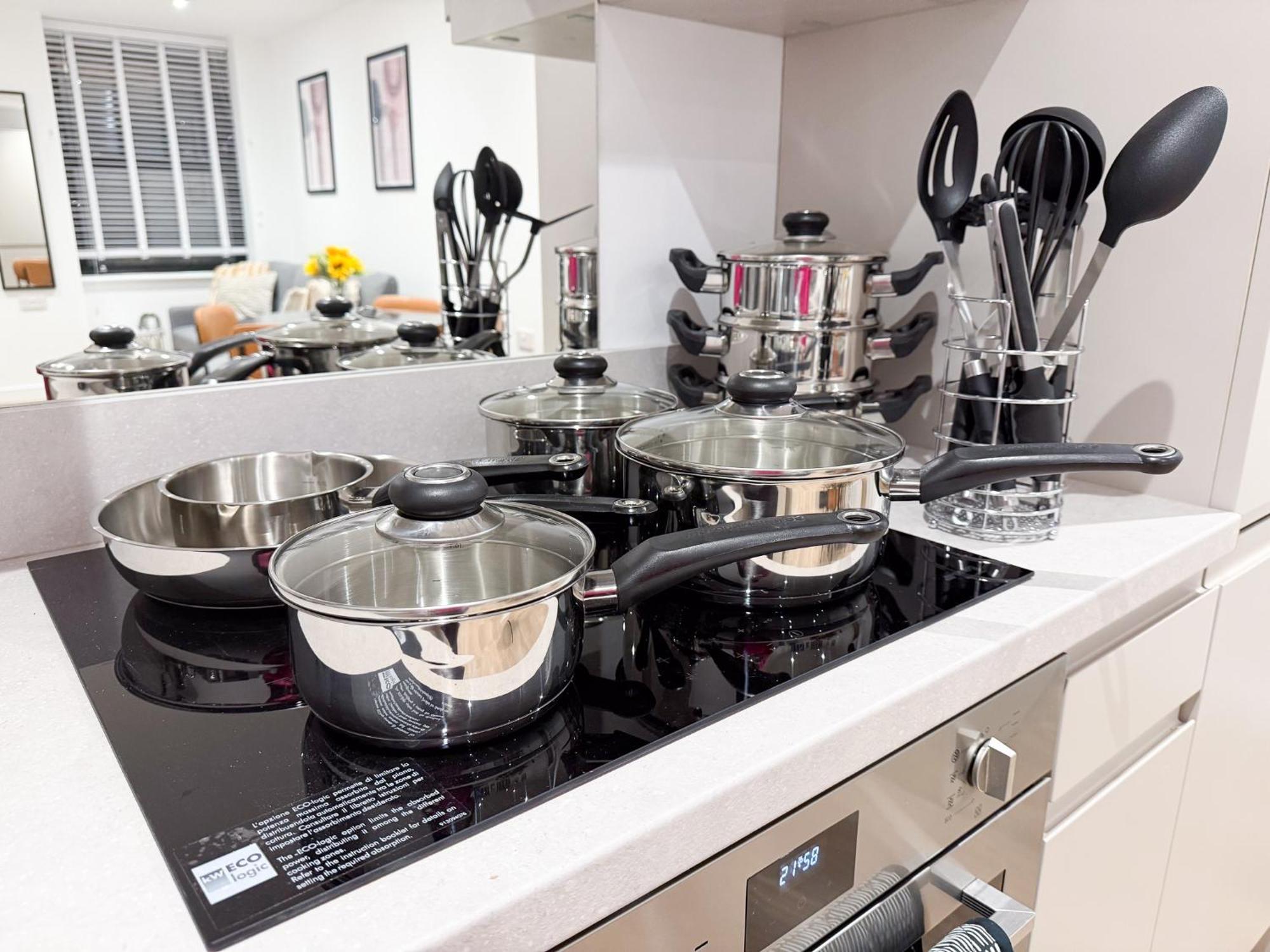 Spacious Modern 1 Bed Apartments In St Neots - Perfect For Contractors & Professionals - Free Parking - Wifi - Fully Equipped Kitchen - Smart Tv Ideal For Work Stays And Long Projects Buitenkant foto