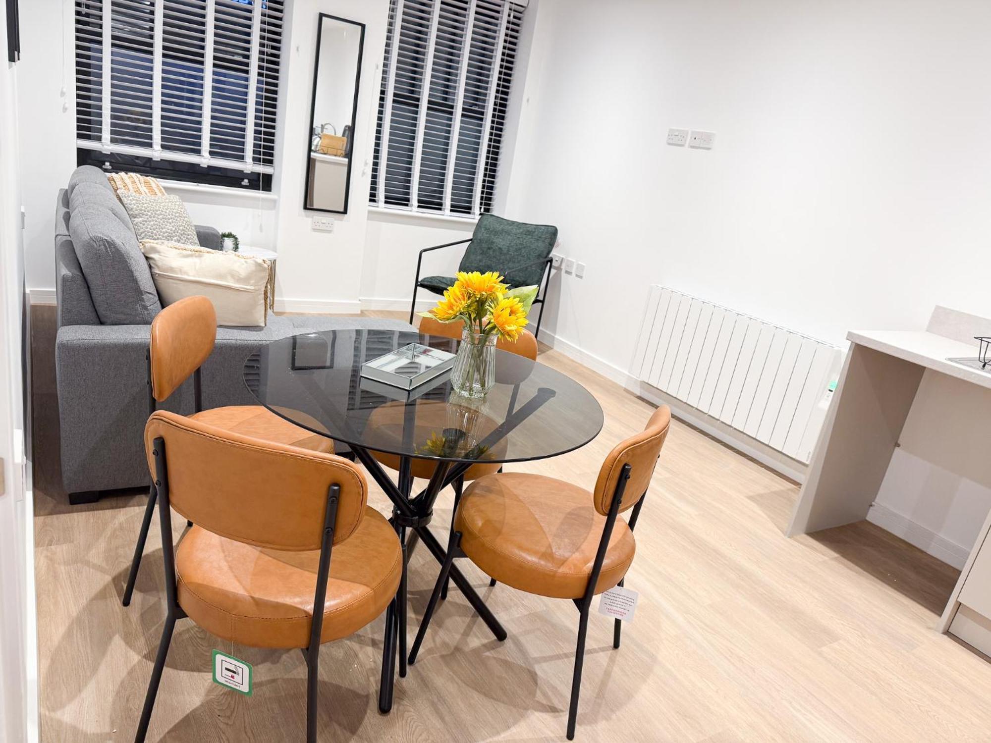 Spacious Modern 1 Bed Apartments In St Neots - Perfect For Contractors & Professionals - Free Parking - Wifi - Fully Equipped Kitchen - Smart Tv Ideal For Work Stays And Long Projects Buitenkant foto