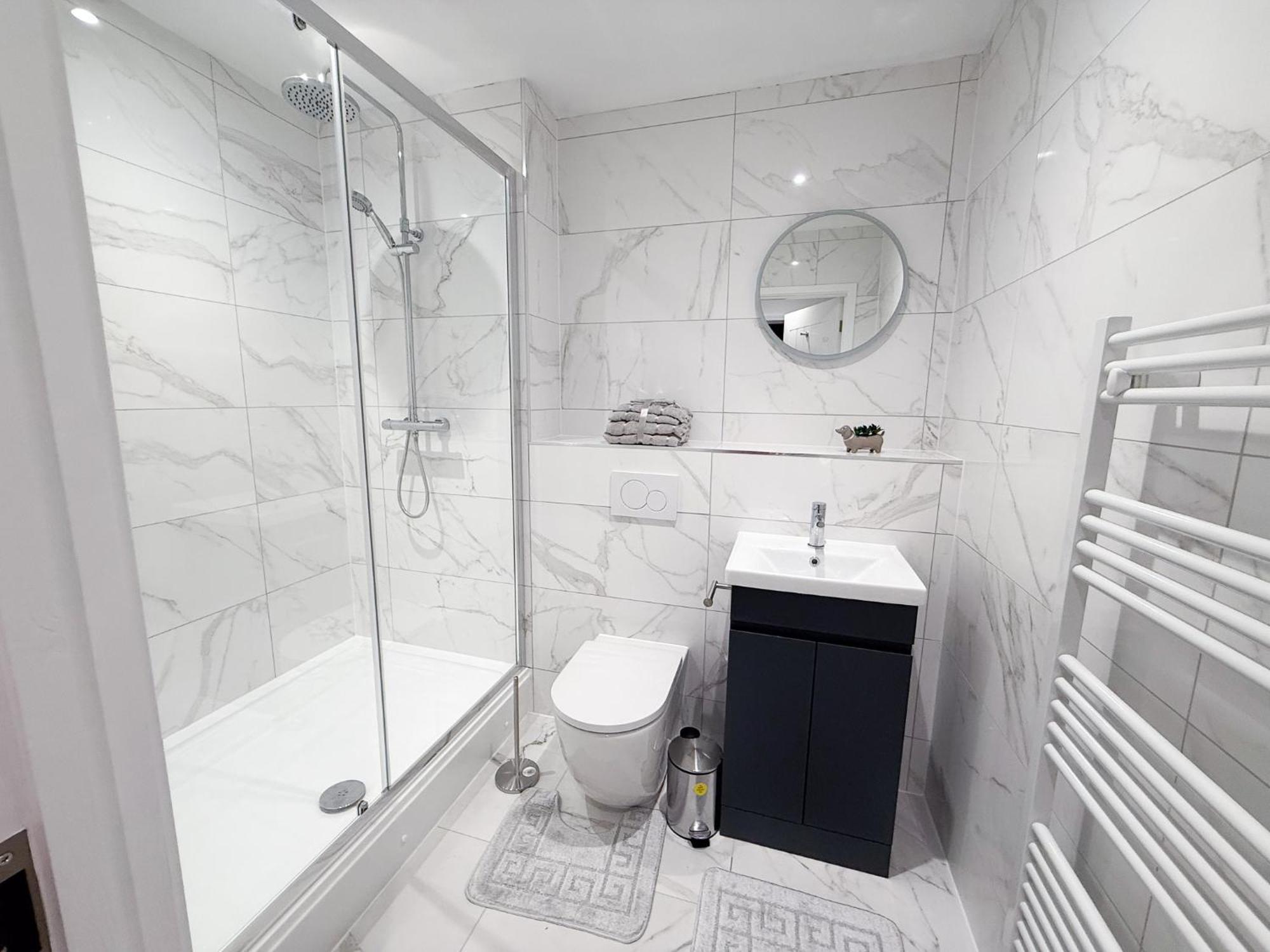 Spacious Modern 1 Bed Apartments In St Neots - Perfect For Contractors & Professionals - Free Parking - Wifi - Fully Equipped Kitchen - Smart Tv Ideal For Work Stays And Long Projects Buitenkant foto